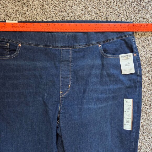 Signature Levi's Women's Plus Size 26M Short Pull On Boot Jeans Blue 44x30 NWT - Picture 4 of 6